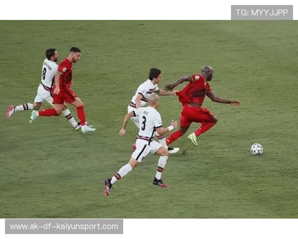 卢卡库反击中大步流星推进形成射门：速度与决心在绿茵场的极致演绎